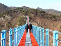 출렁다리는 “꼭 가고 싶은 다리”…아찔한 기분에 성화 봉송까지 | 일요신문 출렁다리는 “꼭 가고 싶은 다리”…아찔한 기분에 성화 봉송까지