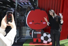 [시선25] ‘라면 즐기러 갈래? K팝 들으러 갈래?’ 편의점이 재밌어졌다 | 일요신문 [시선25] ‘라면 즐기러 갈래? K팝 들으러 갈래?’ 편의점이... 