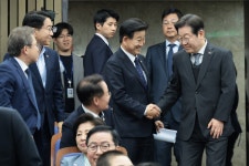 “하명 정치 본격화” vs “안전한 한반도 시작”…정동영, 김여정 담화문 신속 반응 논란 | 일요신문 “하명 정치 본격화” vs “안전한 한반도... 