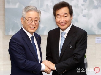 악수 하는 이재명 도지사와 이낙연 당대표 후보 | 일요신문 악수 하는 이재명 도지사와 이낙연 당대표 후보