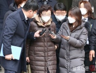 무죄 선고 받은 윤석열 대선후보 장모 | 일요신문 무죄 선고 받은 윤석열 대선후보 장모