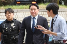 재산분할 파기환송심에 출석하는 최태원 SK회장 | 일요신문 재산분할 파기환송심에 출석하는 최태원 SK회장
