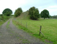 A strange hillock © Neil Lewin cc-by-sa/2.0 :: Geograph Britain and Ireland A strange hillock &copy; Neil Lewin cc-by-sa/2.0