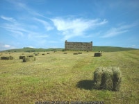 Roofless barn and hay bales near Hawes © Karl and Ali cc-by-sa/2.0 :: Geograph Britain and Ireland Roofless barn and hay bales... 