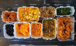 택배로 온 한식 뷔페