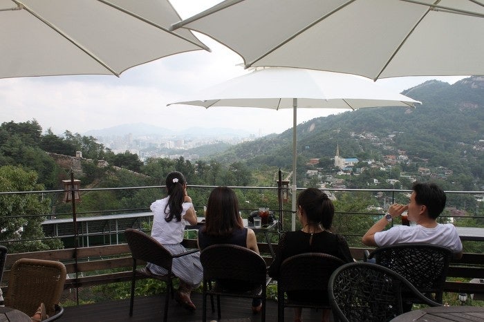 Sanmotoonge Cafe với tầm nhìn tuyệt đẹp ra toàn cảnh Seoul.