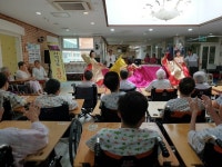 봉사단공연 - 프로그램 활동 이야기 - 군산행복한집 군산행복한집