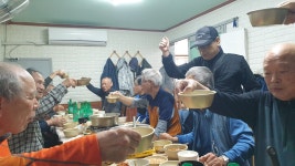 조은쉼터전화방 | 2020-11-13.산삼753차 꽃동네:쉼터에서 벽암,덕인,덕촌,고산의 간식-조은井에서 남계,난곡 합류. 점심은 매일생한이 몽땅 쏘다. - ◎ 통합...