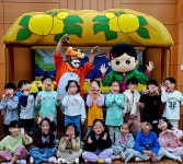 천둥방귀며느리 공연 - 사랑기획 행사사진 - 미키아저씨 천둥방귀며느리 공연