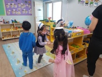 요술책상-동화 신데렐라 퍼포먼스 - 2023 기린반 - 장수어린이집 요술책상-동화 신데렐라 퍼포먼스