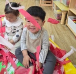 놀아요^^) - 귀염둥이토리반(1세) - 자연과 함께 해맑은 웃음이 가득한 창원시립내동어린이집 4월 오감놀이활동(예쁜 꽃잎 습자지로 놀아요^^)