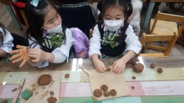 유치원 출강 도자기수업 흙만지는 아이들 - 대구도자기공방/도자기카페 상인문화마을-석촌조형예술 달서구 문화유치원방과후도자기