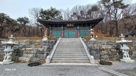 광교산.백운사...2026.03.08.日...20KM. - 2. 서울근교산 산행기... 삼성산 기암괴석 및 100대 명산 안내(산정상 조망) 광교산.백운사...... 