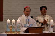 25/12/25 수원교구장 이용훈 주교, 화성 성녀루이제의집서 주님 성탄... 이용훈 주교, 화성 성녀루이제의집서 주님 성탄 대축일 낮 미사 집전