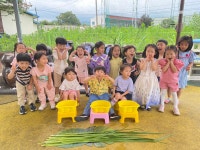 💚단오체험-창포물에 손을 씻어요💚 - 23년 꽃들반(만3세) - 자연속에서 행복하게 자라는 아이들의 배움터 ♥서전주유치원 💚단오체험... 