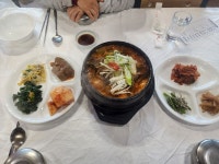 경로당에서 제공하는 점심식사 - 2026- 지리산 귀농일기 - 설봉의 <지리산방> 2/12- 메기 매운탕, 오란다 만들기, 경로당에서 제공하는 점심식사