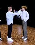 [방탄소년단] 최근 신곡 무대에서 상큼 발랄한 모습의 진 - Soul Lounge - 소울드레서 (SoulDresser) 소울드레서 (SoulDresser)
