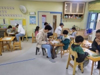 2023년 아빠와 함께하는 숲데이 - 나뭇잎 놀이🌿🍃 - 2023년 행사사진 - 용인성체유치원 2023년 아빠와 함께하는 숲데이 - 나뭇잎 놀이🌿🍃