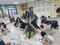 2023년 아빠와 함께하는 숲데이 - 다람쥐와 청설모🐿️🌰 - 2023년 행사사진 - 용인성체유치원 2023년 아빠와 함께하는 숲데이 - 다람쥐와... 