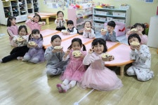 과자파티&수료 포토존 - ············ 사랑가득(만3세) - 사랑속에서 꿈을 키우는 세계로교회 부설 제일어린이집 과자파티&수료 포토존