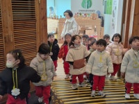 🌲 나무 향기 가득한 마지막 견학 이야기 - ············ 파란하늘(만2세) - 사랑속에서 꿈을 키우는 세계로교회 부설 제일어린이집 🌲 나무... 
