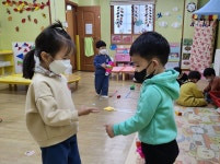 여러 가지 모양으로 놀이해요^^ - ········· 고운햇살(만2세) - 사랑속에서 꿈을 키우는 세계로교회 부설 제일어린이집 여러 가지 모양으로... 