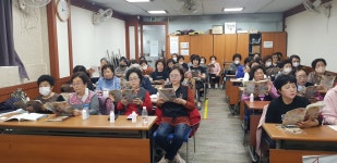 23/4/6목오후반 봄학기50명&부라보아줌마-풍금 - 광남동2동 24.4.27소풍 - 정계순노래교실 23/4/6목오후반 봄학기50명&부라보아줌마-풍금