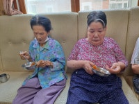 연꽃피는집 ㅡ 김치전 요리활동 - 프로그램 - 연꽃피는집노인요양원 연꽃피는집 ㅡ 김치전 요리활동