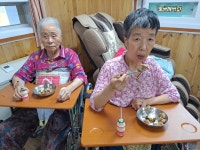 연꽃피는집 ㅡ 삽겹살파티 - 프로그램 - 연꽃피는집노인요양원 연꽃피는집 ㅡ 삽겹살파티