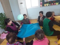 2021년 3월 29일 두둥실 풍선 공놀이 - 공경과 나눔의 노인재가복지 - 여민동락공동체 2021년 3월 29일 두둥실 풍선 공놀이