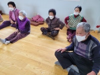 2022년 2월 25일 내 건강은 내가 챙긴다! 즐거운 힘뇌체조 시간 - 공경과 나눔의 재가노인복지 - 여민동락공동체 2022년 2월 25일 내 건강은... 