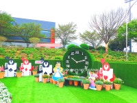 대형시계와 이상한 나라 엘리스 - ♬ 잔디조형물 작품 - 토피나라 대형시계와 이상한 나라 엘리스