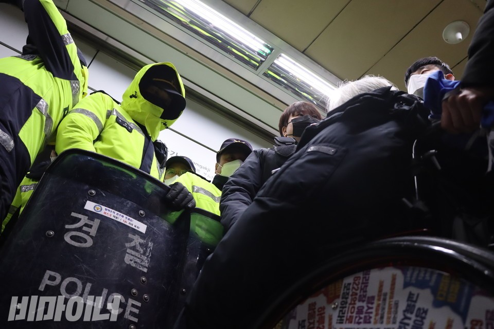 서울 법원, 경찰 위법 행위 인정…박 대표에 700만원·활동지원사에 300만원 배상 결정
