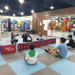 편하게 체육관에 와서 즐겁게 운동 하는 곳 - 운동사진 - 슈퍼스타짐본관 (킥복싱다이어트,복싱,헬스,무에타이.) 편하게 체육관에 와서 즐겁게... 