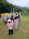 화랑어린이집 친구들과 블루베리 농장 견학을 다녀왔어요🫐 - 화랑행사 및 견학 - 국공립 화랑어린이집 입니다. 화랑어린이집 친구들과... 