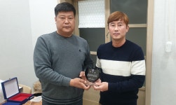 율전초 축구부 10년 근속 공로패 수여 - 감독 - 수원 율전초등학교 축구부 율전초 축구부 10년 근속 공로패 수여