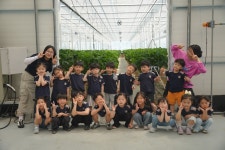 딸기🍓농장 체험 - 고운햇살반 - 어린이집행사앨범 - 송천동트는어린이집 딸기🍓농장 체험 - 고운햇살반