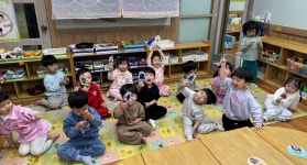 봄동산에서 놀아요🐸(캠프오클락) - 나무향기(5세정혜선선생님) - 송천동트는어린이집 봄동산에서 놀아요🐸(캠프오클락)