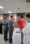성령강림 대축일.견진성사 (2. 안수) - 성당 행사 사진 - 평화의 모후 포일성당 성령강림 대축일.견진성사 (2. 안수)