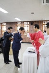성령강림 대축일.견진성사 (2. 안수) - 성당 행사 사진 - 평화의 모후 포일성당 성령강림 대축일.견진성사 (2. 안수)