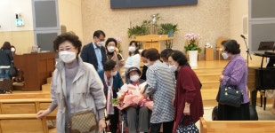 재활치료를 마치고 예배에 오신 서명숙권사님과 김종필전도사님 - 교인앨범 - 마장동 성석교회 재활치료를 마치고 예배에 오신 서명숙권사님과... 