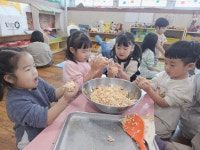 경로당을 다녀왔어요(따뜻한 마음을 전해요) - 슬기롭고지혜로운친구들 - 꿈돌이예능어린이집 경로당을 다녀왔어요(따뜻한 마음을 전해요)