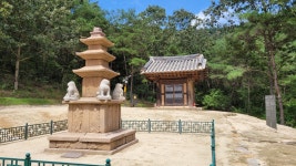 의성관덕리삼층석탑 - 문화재 사진방 - (사단법인)의성향토사연구회 의성관덕리삼층석탑