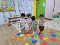 촉감길을 길게 연결해요 - 쑥쑥반이야기 - 하나 영아전담 어린이집 촉감길을 길게 연결해요