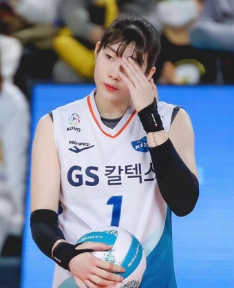 팬들 사이에서도 갈리는 한 배구선수의 긴머리 숏컷 논쟁.jpgif... 알흠다운 공간 팬들 사이에서도 갈리는 한 배구선수의 긴머리 숏컷 논쟁.jpgif