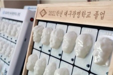대구광명학교 시각장애 학생들의 졸업앨범 - 악플달면 쩌리쩌려버려... 차분한 20대들의 알흠다운 공간 대구광명학교 시각장애 학생들의 졸업앨범