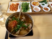 돼지국밥 먹는 사람들 사이에서 갈리는 국물 취향 - 악플달면... 차분한 20대들의 알흠다운 공간 돼지국밥 먹는 사람들 사이에서 갈리는 국물 취향