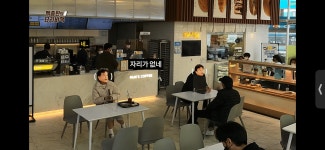 빽다방에서 쫓겨나는 백종원 대표.gif - 악플달면 쩌리쩌려버려... 차분한 20대들의 알흠다운 공간 빽다방에서 쫓겨나는 백종원 대표.gif