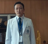 대탈출에 이어 같은 의사로 출연하신 더글로리 의사선생님 - 악플달면... 알흠다운 공간 대탈출에 이어 같은 의사로 출연하신 더글로리 의사선생님