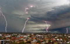천둥번개 심하게 칠 때는 샤워도 하면 안된다는거... 아셨습니까?... 천둥번개 심하게 칠 때는 샤워도 하면 안된다는거... 아셨습니까?
